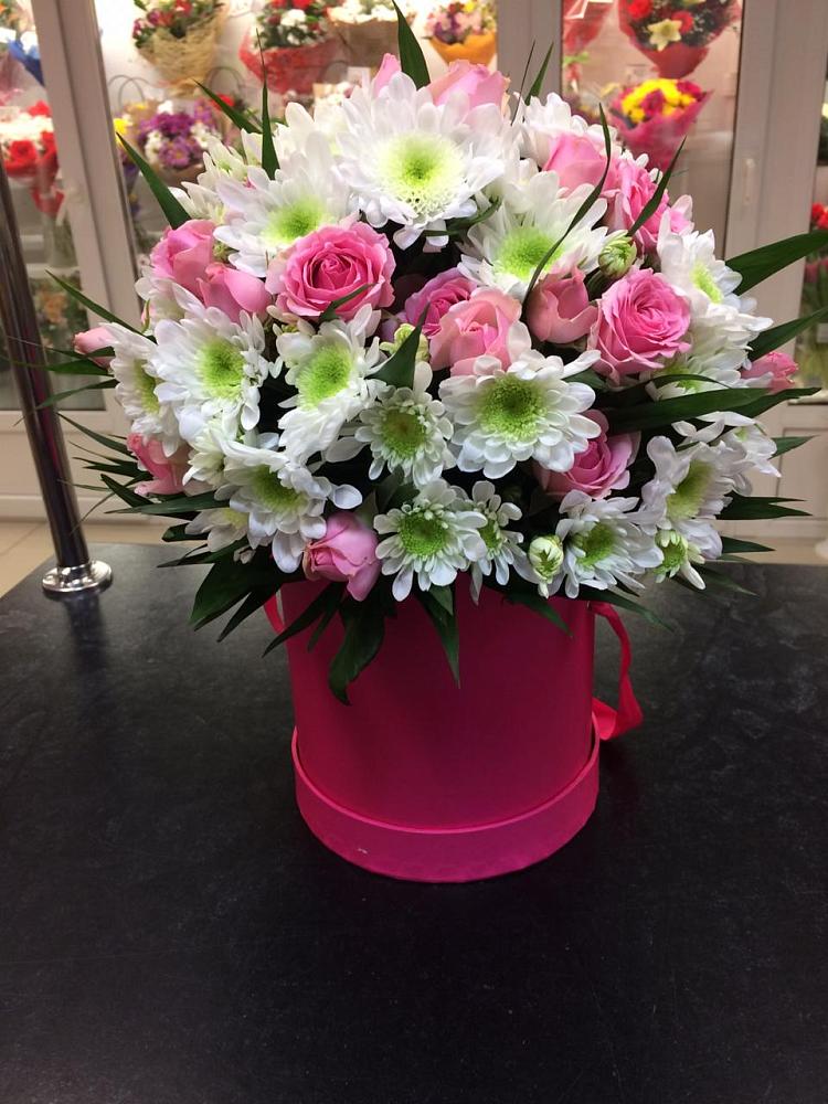 Цветочная композиция из Розы и Хризантемы в шляпной коробке в Просянке