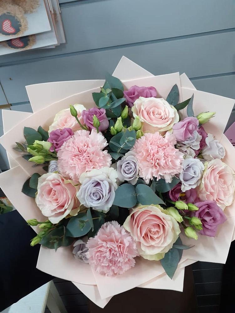 Букет цветов из: Розы, Гвоздики и Лизиантусы в Просянке